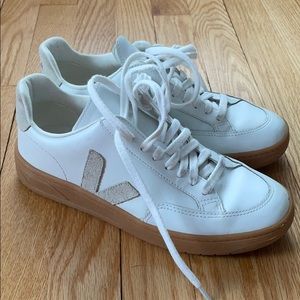 Veja v-12 white and beige with gum sole